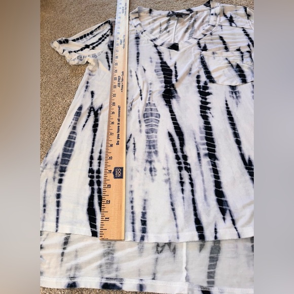 Rock & Republic Women's Tie-Dye V-Neck Top. Size M - Picture 8 of 10